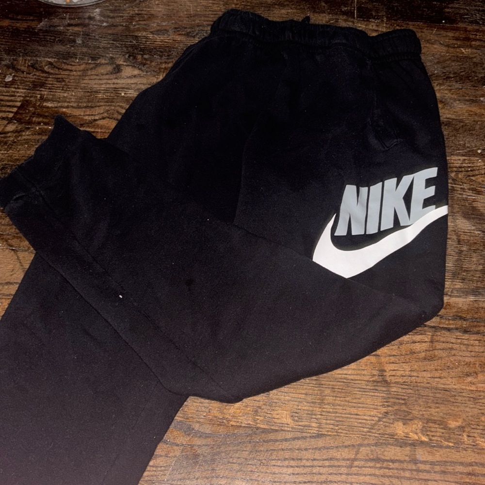Black Nike sweatpantss